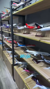 โมเดลเครื่องบินโบอิ้ง 737-800 คุณภาพสูงของสายการบิน Turkish Airlines พร้อมไฟ LED ในห้องนักบินและห้องโดยสารพร้อมขาตั้งจอแสดงผล