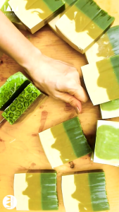 Xà bông cà phê & bột than tre giảm mùi cơ thể mụn lưng mẩn ngứa tẩy tế bào chết 135 gr