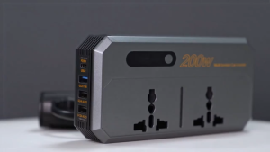 ตัวแปลงในรถยนต์ LST 200W DC 12V/24V เป็น AC 220V อินเวอร์เตอร์ไฟฟ้าสำหรับรถยนต์ที่มี TYPE-C PD 30W พอร์ต USB คู่และอะแดปเตอร์ที่ชาร์จแบตในรถพอร์ตชาร์จเร็ว QC3.0