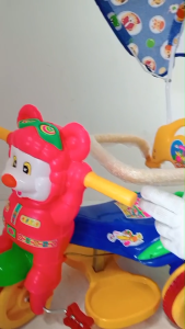 AB TOY รถเด็กสามล้อพลาสติกหน้านักบิน เบอร์ 38 มีด้ามเข็น มีหลังคา  มีดนตรี   มีแตรลมและขาถีบ และพิงหลังประกอบพร้อมจัดส่ง