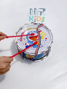 Đồ chơi đánh trống cho bé hình doremon kèm dùi đánh trống bằng nhựa