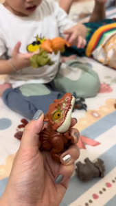 Đồ chơi Combo khủng long và động vật khác mẫu nhau cắn tay Mô Hình Toy