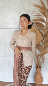 Setelan Kebaya Kutubaru Dasya dan Bawahan Kamen Jadi Knit Stretch Selendang Modern Bali