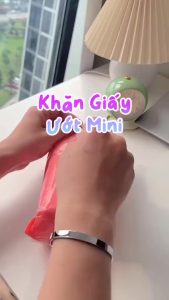 Bịch 8 Gói Khăn Giấy Ướt Mini Hoạt Hình Cao Cấp Bỏ Túi Tiện Lợi