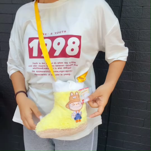 🍰 กระเป๋าสะพายข้าง สายสะพายปรับระดับได้ เพื่อให้สะดวกในการคาด ทรงรองเท้า ลาย Monster แบบขน นุ่มนิ่ม ขนาด 7 นิ้ว