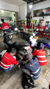 NMAX 155 - PAKET HEMAT KIRIAN CVT UPGRADE CVT Roller 1o Gram Nmax - Per CVt 1500 Rpm Nmax Per kampas Ganda 1500 Rpm Modifikasi Ori Platinum Racing
