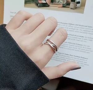 AHOURR แหวนไม้กางเขนย้อนยุคสำหรับผู้หญิงสไตล์ญี่ปุ่นและเกาหลีตัวอักษรภาษาอังกฤษเรียบง่ายสไตล์เย็นพันแหวนนิ้วชี้ปรับได้