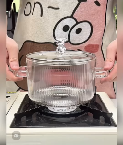 หม้อแก้ว + ฝาจุกไม้ รหัส 8713 ขนาด 1800ml ตั้งไฟอ่อนๆได้ 🔸เข้าไมโครเวฟต้องนำฝาออกก่อน คละลาย