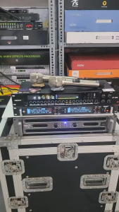 HÀNG LOẠI 1 | Micro Không Dây Shure UR19S - Độ Nhạy Cao Bắt Sóng Xa Micro Hát Cực Nhẹ Chất Âm Trầm Ấm Trong Trẻo Chất Liệu Inox Nguyên Khối Chuyên Dùng Cho Karaoke Gia Đình Sự Kiện Dễ Dàng Phối Ghép Dàn Karaoke Bảo Hành 12 Tháng