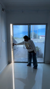 ฟิล์มติดกระจกกรองแสง รุ่นสุญญากาศ มองเห็นด้านเดียว กันความร้อน กันแสงUV เพิ่มความเป็นส่วนตัว ลอกออกไม่ทิ้งคราบ ฟิล์มติดกระจกบ้าน สติกเกอร์ติดกระจกบ้าน