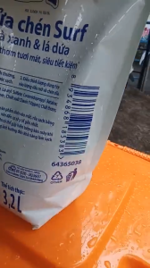 Nước rửa chén Surf trà xanh  và lá dứa túi 3.4kg