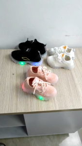 [Ready Stock] Lightweight Childrens Sports Shoes New Boys Shoes Anti Slip Soft Sole Girls Casual Shoes