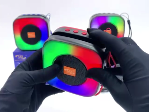 Good Sound Speaker L-011 Outdoor Portable Speakers Audio Home Theater Cool RGB Speaker With Mobile Phone Holder