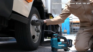 【โปรโมชั่นลดราคา】Makita DMP180 18V LXT®ลิเธียมไอออนไร้สายพอง ปั๊มลมไร้สายแบตเตอรี่ลิเธียมแบบชาร์จไฟได้ยางรถยนต์เครื่องเติมลมไฟฟ้าแบบพกพาขนาดเล็กสําหรับยางรถยนต์ แบตเตอรี่ขับเคลื่อน อะแดปเตอร์วาล์ว Presta เข็มบอลกีฬา อะแดปเตอร์เรียวสีฟ้าdmp180
