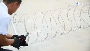 Razor Barbed Wire 10m 50m Razor Wire Penjara Galvanized Razor Jenis Lurus dawai kawat duri Dawai pagar berduri