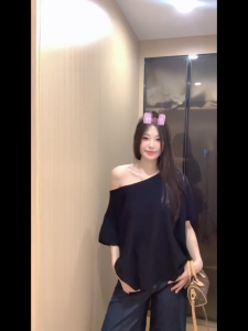 สุภาพสตรีปิดไหล่เสื้อ สไตล์เกาหลี สไตล์ลำลอง สีทึบ แฟชั่น เสื้อยืด 2025