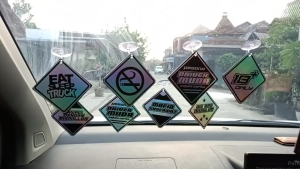 Akrilik Gantungan Kaca Mobil dan Truck Variasi Bebas Custom Decal Store 14