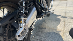 FENRIR Cuộn tay đòn xe máy Paddock Stand Bobbins vì Honda CBR1000RR Suzuki GSXS1000 SV650 GSXR1000 Kawassaki Z900RS Z650RS Z1000 Z900 Z400 ZH2 NINJA500 NINJA650 ZX25R ZX4R ZX10R VULCAN S Yamaha MT10 MT09 MT03 R1 R3 R6 R7 R9 Triumph KTM DUKE Aprilia Ducati