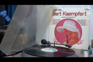 1 แผ่นเสียง 12นิ้ว f11 BERT KAEMFERT แผ่นสวยVG++ริ้วรอยบาง เสียงรบกวนน้อยนิดไม่มีรอยลึก แผ่นล้างทำความสะอาดแล้ว ปกVG++มีตำหนิขอบนิดหน่อย ขอบไม่