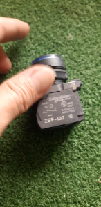 Nút nhấn XB5AW36M5 Schneider có đèn 220Vac màu xanh 1NO +1NC