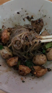 พริกป่นก๋วยเตี๋ยวเรือเผ็ดมาก คั่วดำ พริกคั่วเตาฟืน หอมมาก 1 kg(ดำไม่ติด)