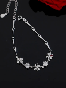 （เพชรแท้ 100%）สร้อยข้อมือเงินแท้ S925 สำหรับผู้หญิง สร้อยข้อมือโคลเวอร์สี่ใบนำโชค เพชรสี D 1 กะรัต สร้อยข้อมือเพชรแท้ 100% อย่าจางหายไป