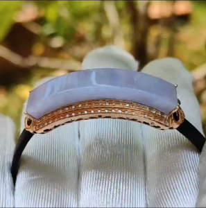 Lavender Natural Type A Jadeite Jade crafted with curve shape set on AU750 as a wrist bracelet with certificate weigh 6.39 grams measurement 39.7 * 13.9 * 8.1 mm (18kpw2)