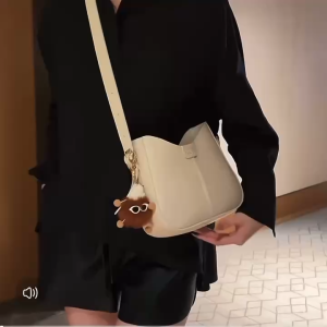 【รุ่นใหม่】กระเป๋าสะพายข้าง งานดีมาก ใส่ของได้เยอะ มีชิป สไตล์เกาหลี มีตัวห้อย ส่งที่ไทย