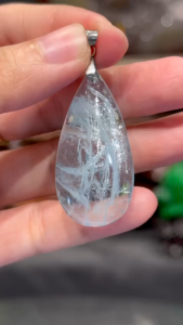 aquamarine pendant💯天然冰种海蓝宝吊坠 天然冰丝雾   ➡️海蓝宝有助于加强沟通及表达能力，能防小人，防是非，对附近之喉咙，气管，甲状腺等气管腺体具疗效，海蓝宝亦有增进事业运，能提升自制力与自律性，财运及桃花运的功效，改善人体气场，从而提升整体运势。  高high: 4cm  宽width: 2cm  厚度thick: 0.8cm  重weight: 9g