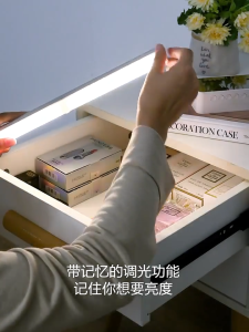 ไฟเซ็นเซอร์ โคมไฟเซนเซอร์ ไร้สาย เซนเซอร์ตรวจจับเคลื่อนไหวมนุษย์ มีแม่เหล็ก ชาร์จเพียงครั้งเดียวใช้ได้ 90วัน ติดตั้งง่าย