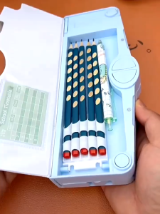 🔥จัดส่งที่รวดเร็ว🔥กล่องดินสอมัลติฟังก์ชั่น ลายการ์ตูน ช่องซ่อน 5 ช่อง เปิดได้ด้วยคลิกเดียว ของชิ้นเล็ก 6 ชนิดฟรี