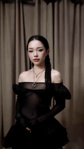 LSOUL - Sixième Sens Dress ชุดเดรสรัดรูปเปิดไหล่ซีทรู กระโปรงแบบชั้นสีดำ