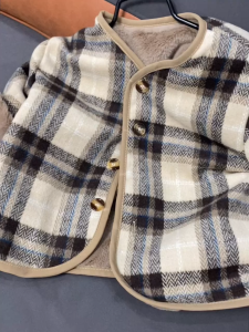 WANDER เสื้อหนาวเด็กญ เสื้อคาร์ดิแกนเด็ก ดีไซน์ลายสก๊อตอย่างมีสไตล์ ดีไซน์ลายสก๊อตอย่างมีสไตล์ แฟชั่นฤดูหนาวใหม่ของเด็กผู้หญิง สไตล์เกาหลี แจ็คเก็ตหนาและอบอุ่น24715