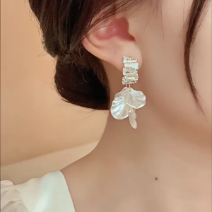 GL18K gold Korean Fashionable Crystal Petal Charm Womens Earrings ES63652