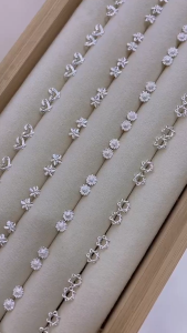 ต่างหูสตั๊ดแบบใหม่ตกแต่งด้วยคริสตัลเม็ดเล็กและมีสไตล์เรียบง่าย สุภาพสตรีสีเงิน 12 คู่/ชุด