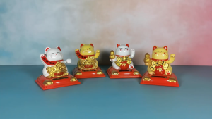 Solar Maneki Neko Lucky Cat / Pajangan Kucing Hoki Keberuntungan Bawa Rezeki Uang Emas Mini Yuan Bao Festival Musim Semi 2024