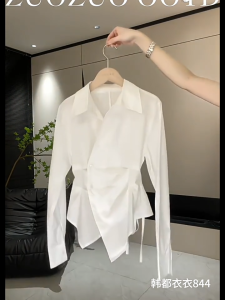 groove_grace เสื้อเชิ้ตแขนยาวคอโปโลสีทึบสำหรับผู้หญิงฤดูใบไม้ผลิและฤดูร้อนการออกแบบแฟชั่นเฉพาะช่องเอวผิดปกติเสื้อเชิ้ตสั้นจีบ W402