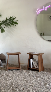 สตูลพื้นโค้ง เก้าอี้นั่ง ตู้หัวเตียง จากลายไม้สักธรรมชาติ