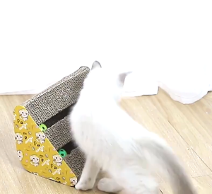 Bàn cào móng hình tam giác có banh  hình cầu tuột dành cho mèo - T3 PETS SHOP