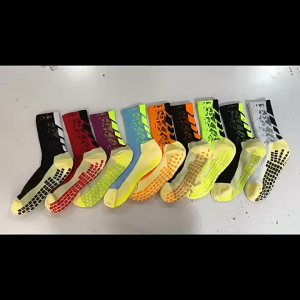 ถุงเท้าเตะบอลข้อกลางมีลาย สีสันถูกใจแน่นอน มีกันลื่น ผ้านุ่ม ระบายอากาศดี พร้อมส่งในไทยทุกชิ้น