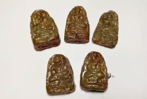 PetchaLeague เพชรหลีก เนื้อข้าวก้นบาตร พระผงวิเศษ หลวงปู่มหาศิลาปลุกเสก หลวงปู่หนูเพชรปลุกเสก สร้างเพียง111องค์เท่านั้น