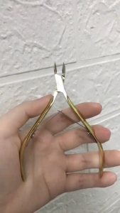 Nail Nipper 1PC Stainless Steel Nail Cuticle Scissors Dead Skin Remover Cuticle Nipper Dead Trimming Nail Clipper Manicure Care Tools Professional Dead Skin Removal Beauty Salons Home Gold Silver Nail Art Scissors