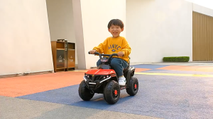 Xe ô tô điện trẻ em kiểu địa hình có đèn có nhạc chân ga OTO688