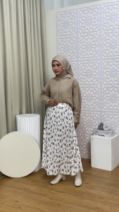 Rok Plisket Motif Bunga Kecil Karin: Rok Karin untuk Wanita