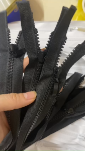 Dây kéo áo khoác răng nhựa (cá sấu) dài 70cm