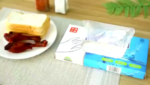 200pcs Thickening Disposable PE Gloves with Box Dispenser Fits Most Food Safe Prep Handling Kitchen Housework Cleaning