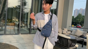 #พร้อมส่ง กระเป๋าคาดอก ใส่แท็ปเลต 9.6 นิ้ว มีช่องหูฟัง สะพายได้หลายแบบ