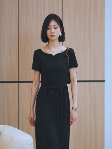 Đầm xoè đen cổ kiểu tay ngắn đươn giản đính nơ eo