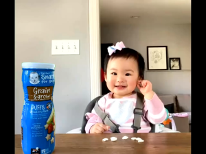 Bánh Ăn Dặm Nestle Gerber Puffs hình ngôi sao 42g vị Dâu Táo Việt Quất Chuối