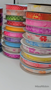 ขายดี! คละสี 10ม้วน ริบบิ้นพับเหรียญโปรยทาน ตราระฆัง พร้อมส่ง ริบบิ้นพลาสติก เบอร์ 2 ม้วน 50หลา (เนื้อทรายม้วนเล็ก)